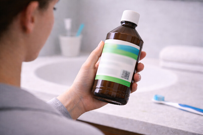 súc miệng bằng nước oxy già