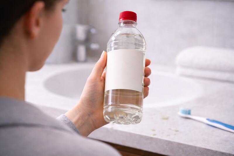 súc miệng bằng rượu trắng