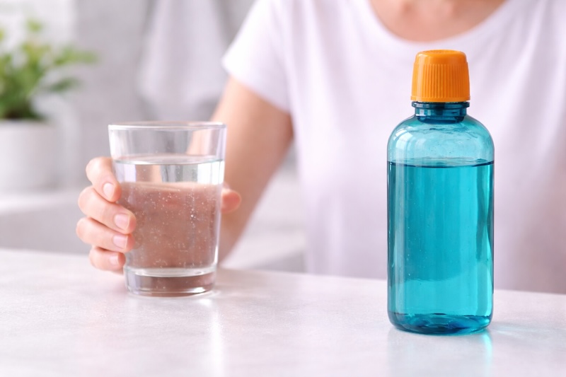 súc miệng xong có cần súc lại bằng nước